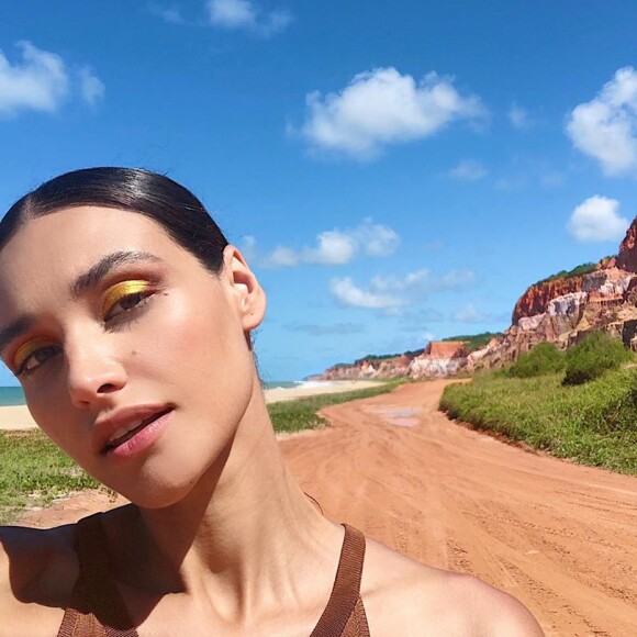 Débora Nascimento compartilhou vídeo torcendo pela Seleção Brasileira com Bella, sua filha, no colo