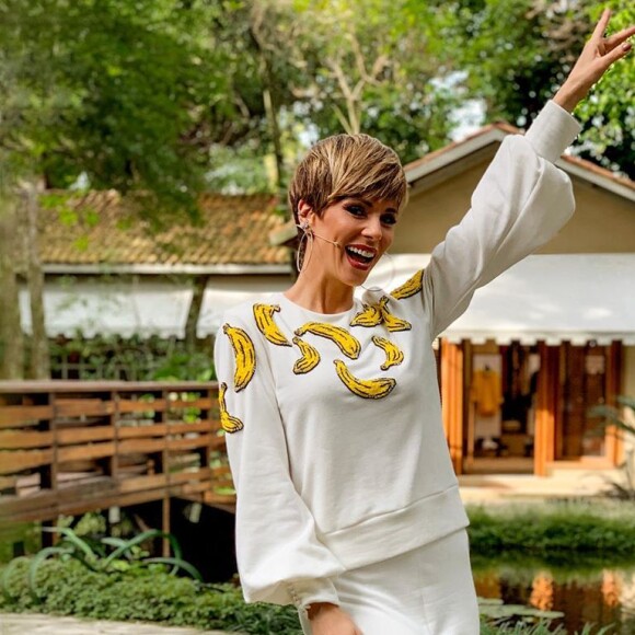 Ana Furtado gravou vários vídeos torcendo pela Seleção Brasileira e, em um deles, mostou seus cachorros torcendo