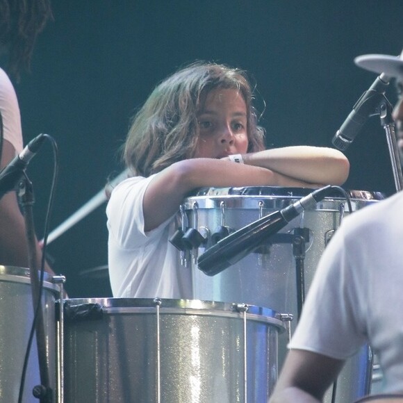Filho de Ivete Sangalo, Marcelo, de 9 anos, tocou percussão em festa junina de sua escola acompanhado nos vocais pela mãe