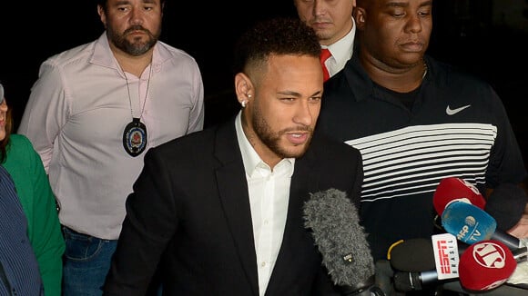 Filho de Neymar tem faltado às aulas por acusação contra o jogador, diz 'JN'
