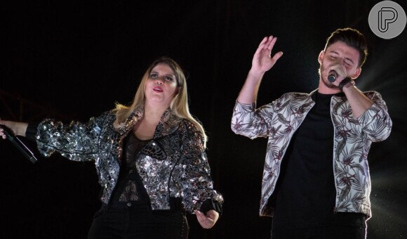 Marilia Mendonça e Gabriel Smaniotto cantaram juntos na abertura da festa de peão de Americana, em São Paulo