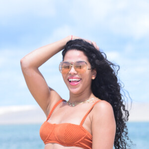 Ex-BBB Elana apostou em óculos futurista laranja da Óticas Diniz Piauí