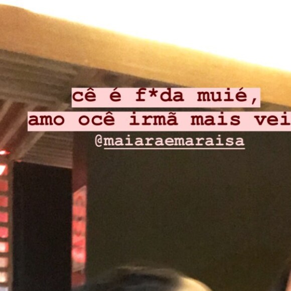 Kamily Zor, filha mais velha de Fernando, posa abraçada a Maiara