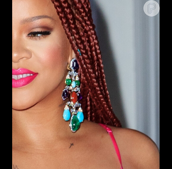 Rihanna apostou em maxibrincos com pedras coloridas