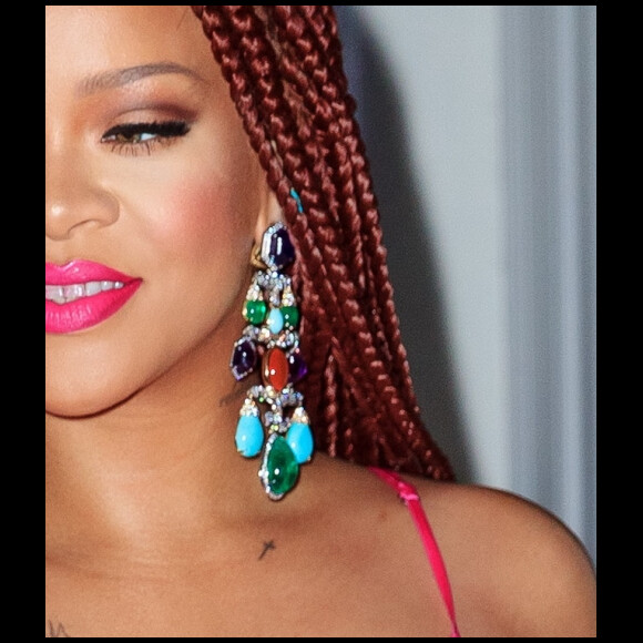 Rihanna apostou em maxibrincos com pedras coloridas