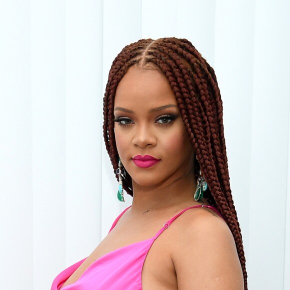 Rihanna usou vestido pink de cetim e decote drapeado, uma das tendências resgatadas dos anos 90