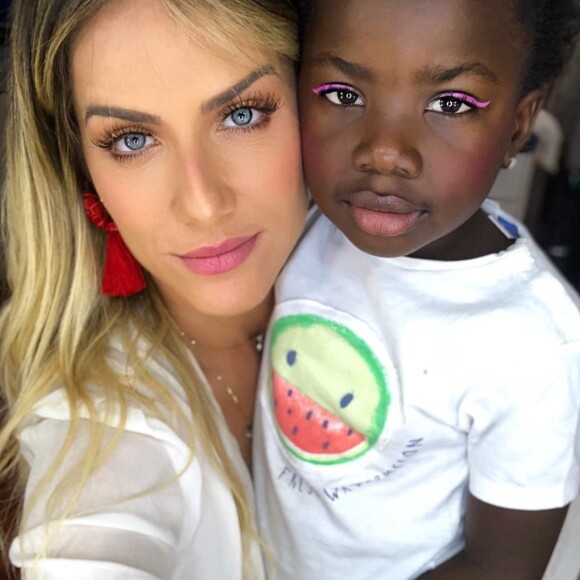 Filha de Giovanna Ewbank, Títi mostrou delineado de gatinho em foto com a mãe