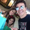 Rodrigo Faro usou um óculos da Dior ao sair para comprar presente para a esposa, ao lado das filhas, na tarde deste sábado, 11 de outubro de 2014