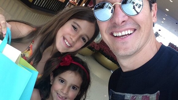 Rodrigo Faro usa óculos espelhados em tarde de compras com as filhas mais velhas