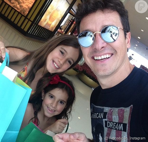 Rodrigo Faro usa óculos espelhados em tarde de compras com ...