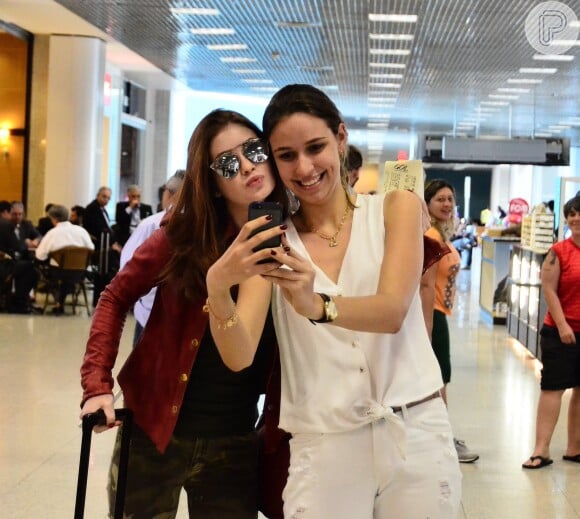 Marina Ruy Barbosa usou óculos ao embarcar para São Paulo