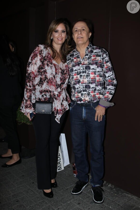 Tom Cavalcante e a mulher, Patrícia, apostam em looks estampados para festa de Marcos Mion