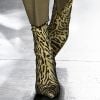 Animal print no look: a bota de leopardo deixa o look fashionista no ato. Esta é Zimmermann