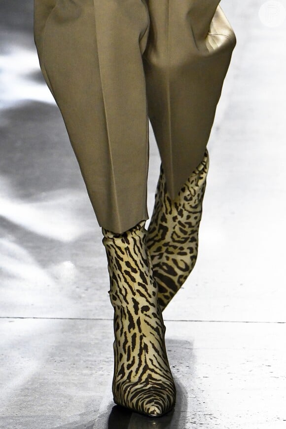 Animal print no look: a bota de leopardo deixa o look fashionista no ato. Esta é Zimmermann