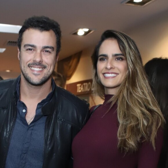 Joaquim Lopes levou a noiva, Marcella Fogaça, para conferir a estreia da peça 'O Mistério de Irma Vap'
