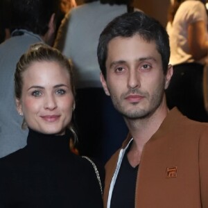 Luiza Valdetaro teve a companhia do namorado, Felipe Abad, para assistir a estreia da peça 'O Mistério de Irma Vap'