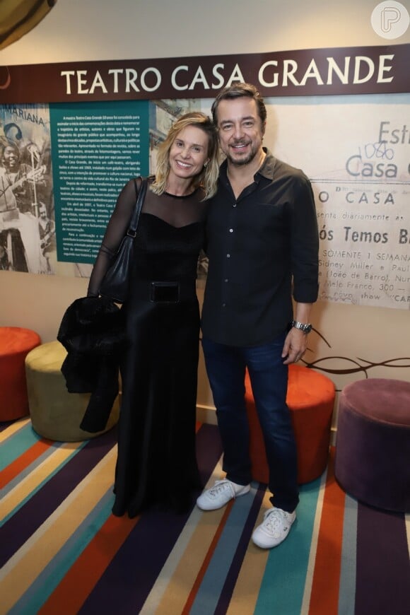 Paula Burlamaqui e a namorado, Carlos Vieira, para assistir a estreia da peça 'O Mistério de Irma Vap'