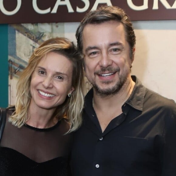 Paula Burlamaqui e a namorado, Carlos Vieira, para assistir a estreia da peça 'O Mistério de Irma Vap'