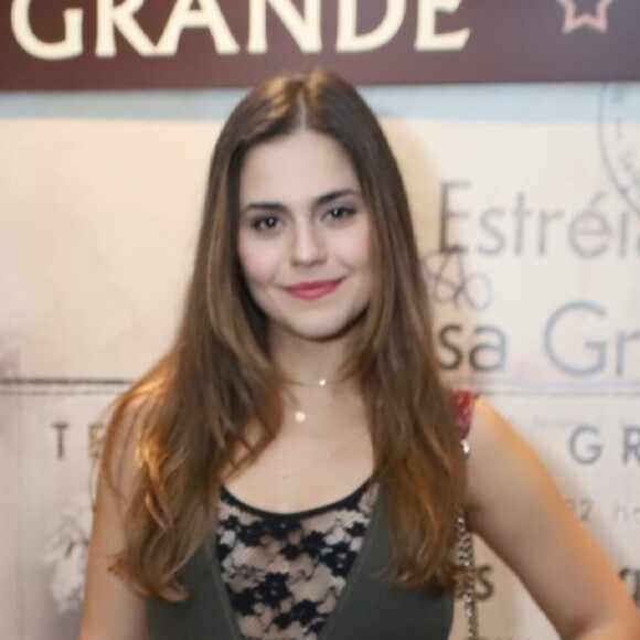 Jéssika Alves prestigiou a estreia da peça 'O Mistério de Irma Vap'