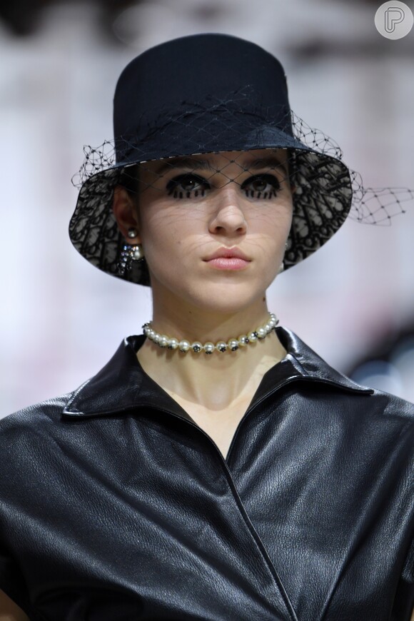 Delineador gráfico no desfile de alta-costura da Dior