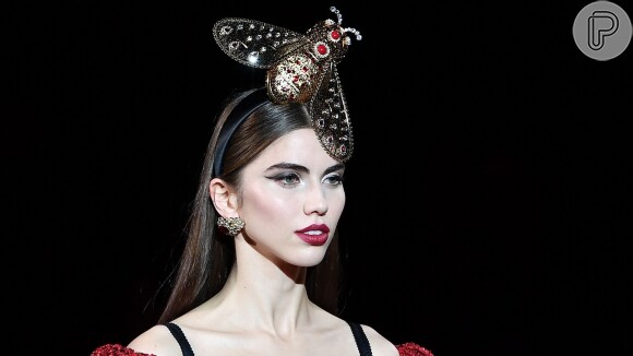 Delineador gatinho clássico no look da Dolce & Gabbana