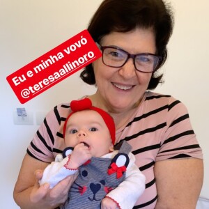 Thaeme Mariôto postou foto da filha, Liz, com a avó Teresa Allinoro