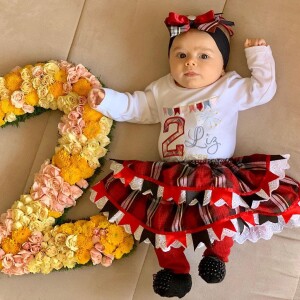 Filha de Thaeme Mariôto, Liz completou 2 meses de vida