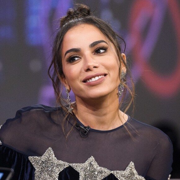 Vídeo de Anitta séria com fãs em aeroporto viralizou na web