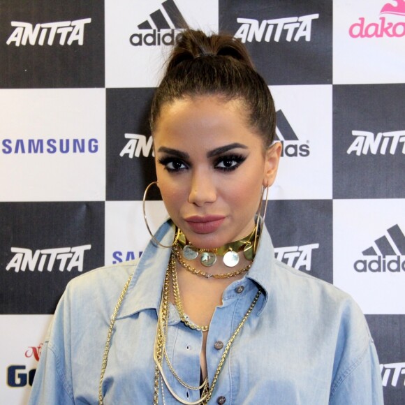 Anitta se defende de críticas: 'Estava sem dormir'