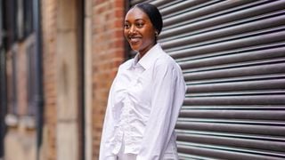 5 jeitos estilosos de usar a clássica camisa branca. Inspire-se nos looks!