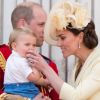 No aniversário de 37 anos, Príncipe William ganhou um álbum com fotos, desenhos, pinturas e colagens dos filhos e de Kate Middleton.