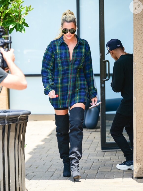 Camisa xadrez também vira vestido, com botas over the knee no look de Khloé Kardashian