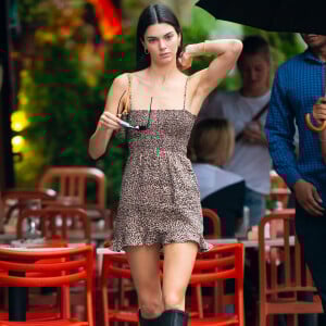Vestido de animal print com botas é a escolha de Kendall Jenner