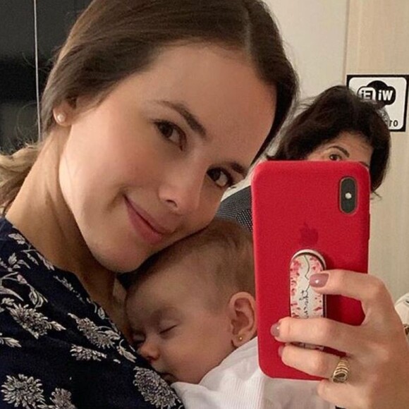 Gripada, Thaeme recorreu à máscara para se aproximar da filha, Liz, de 2 meses: 'Gripe não passa pelo leite'