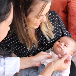 Thaeme contou que a filha, Liz, ficou febril após tomar as vacinas dos dois meses