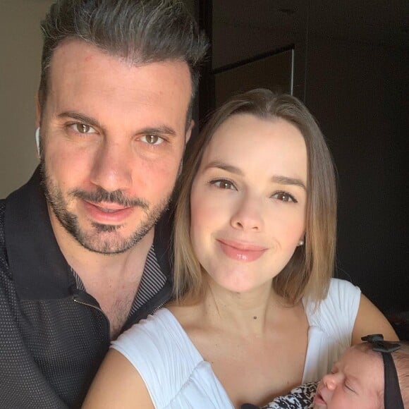 Thaeme e o empresário Fabio da Lua são pais de Liz, de 2 meses
