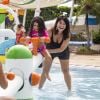 Samara Felippo brincou em parque aquático com as filhas, Alícia e Lara