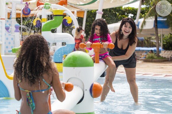 Samara Felippo brincou em parque aquático com as filhas, Alícia e Lara