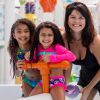 Samara Felippo se divertiu com as filhas, Alícia e Lara, no Beach Park, em Aquiraz (CE)