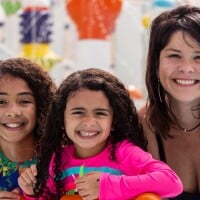 Samara Felippo curte parque aquático com as filhas: 'Se jogam nos brinquedos'