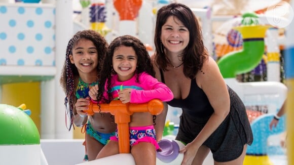 Samara Felippo se divertiu com as filhas, Alícia e Lara, no Beach Park, em Aquiraz (CE)
