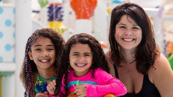Samara Felippo curte parque aquático com as filhas: 'Se jogam nos brinquedos'