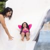 Filha caçula de Samara Felippo se divertiu em parque aquático com a mãe