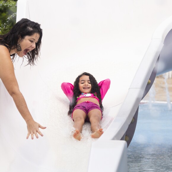 Filha caçula de Samara Felippo se divertiu em parque aquático com a mãe