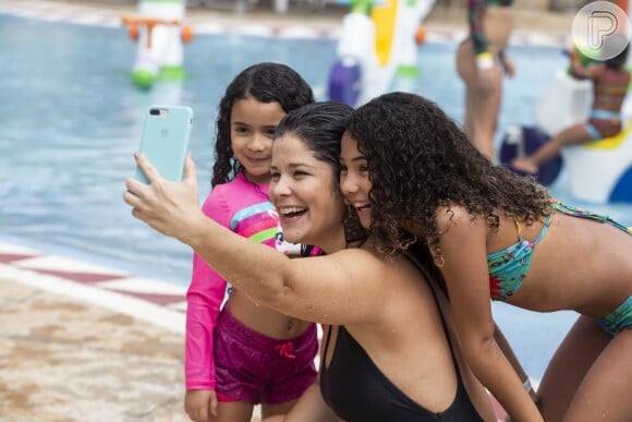 Samara Felippo levou as filhas, Alícia e Lara, para o Beach Park, em Aquiraz (CE)