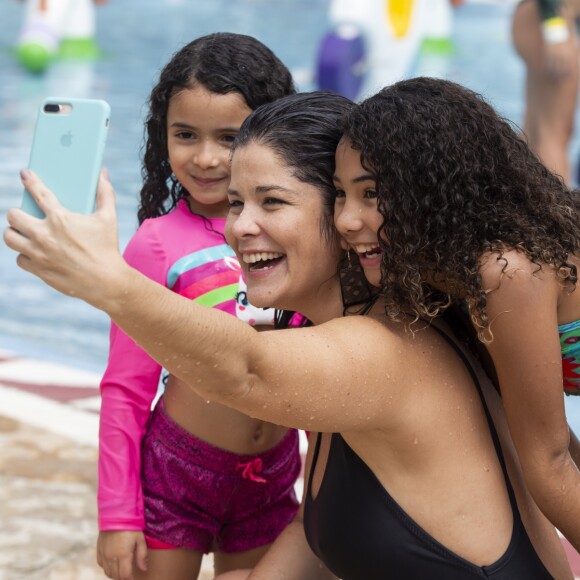 Samara Felippo levou as filhas, Alícia e Lara, para o Beach Park, em Aquiraz (CE)