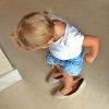 Gisele Bündchen posta uma foto de Vivian usando os seu sapato de salto
