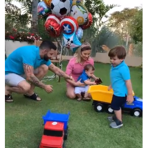 Gusttavo Lima interage com Andressa Suita e o filho mais novo, Samuel