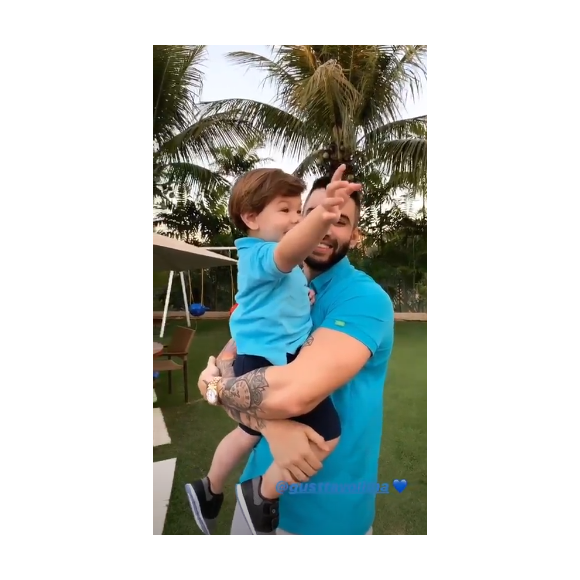 Gusttavo Lima combina look azul com o filho Gabriel