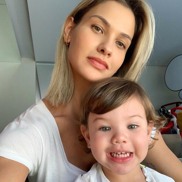 ' A gente já tinha conversado que ele não poderia estar presente hoje por conta da rotina de shows, mas ele chegou pra fazer uma surpresa pro Gabriel e ele ficou radiante. Foi super rápido, mas foi bom', disse Suita